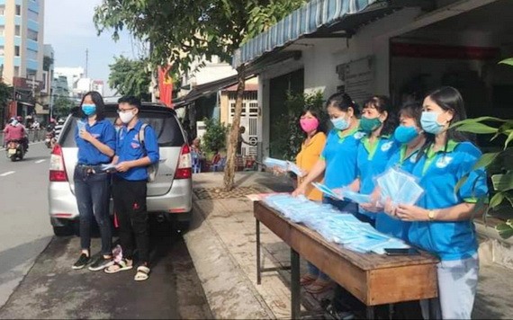 綠色行動隊向當地居民、街市商販以及勞動者、“摩的”司機、賣彩票者派發醫用口罩。