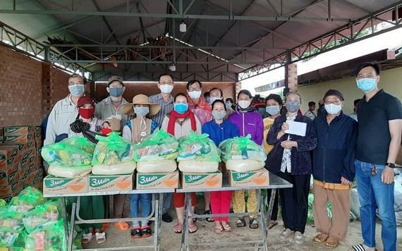 慈善團在林同省保林縣發放禮物時合照。（佩霖）