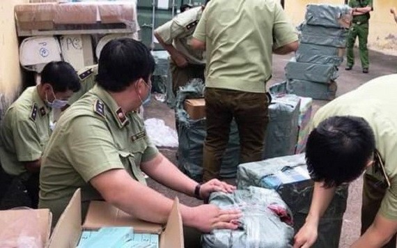 職能力量查獲並扣留來歷不明的藥品和貨物。（圖源：PV）