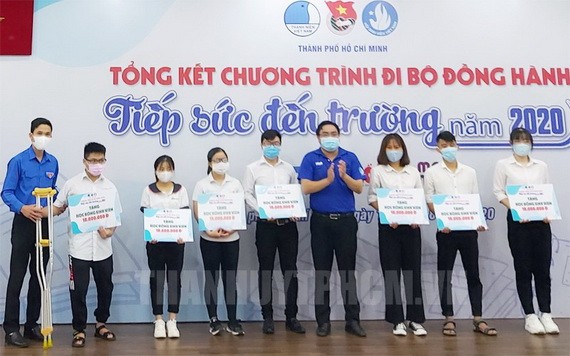 共青團本市市委向刻苦好學的大學生頒贈助學金。（圖源：市黨部新聞網）