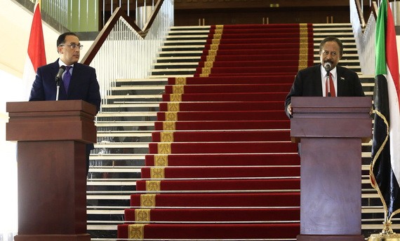 8月15日，在蘇丹喀土穆，蘇丹過渡政府總理哈姆杜克（右）與到訪的埃及總理馬德布利出席聯合新聞發佈會。（圖源：新華社）