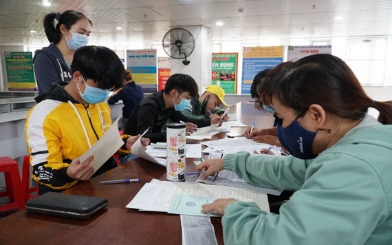 失業者在社會保險機關辦理失業輔助金領取手續。（圖源：耀基）