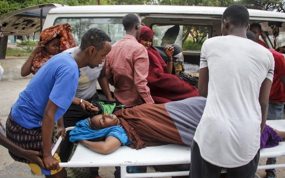 一名受傷婦女獲送醫院治療。（圖源：AP）