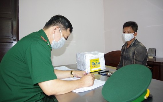 非法運輸毒品的阮文草被扣押在公安派出所。（圖源：越通社）