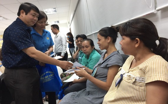 市勞動聯團代表向受疫情影響的女工人派發補助金。（圖源：L.T）