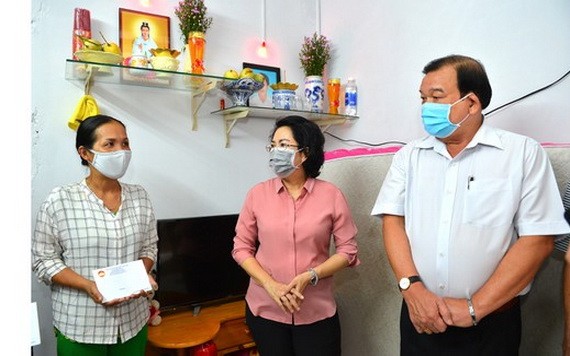 市祖國陣線委員會向受疫情影響的富潤郡居民發放補助金。