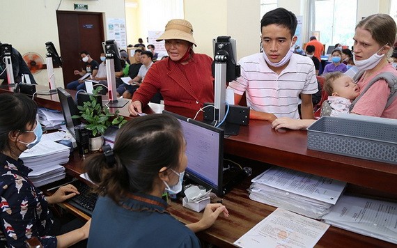 民眾辦理簽發司法履歷手續。