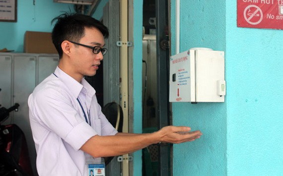 第五郡醫院胡明識與他製造的自動洗手機。