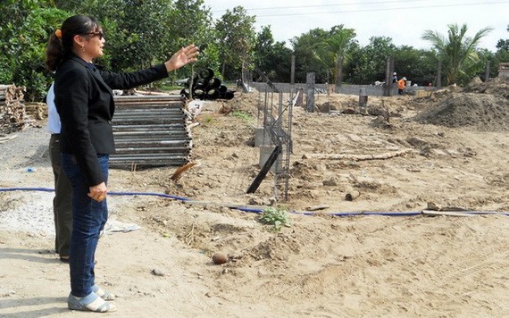 陳氏金鸞在自己獻出建校的土地上。