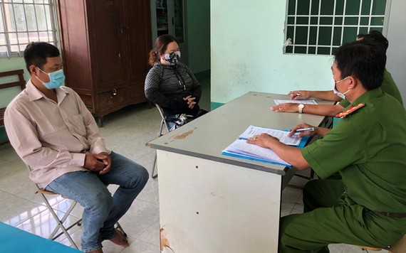 涉事夫婦在公安派出所承認虛報被搶奪財物的行為。（圖源：阮雄）