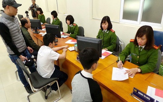 民眾在辦理簽發公民身份證手續。