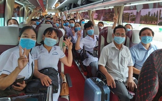 從海防市到峴港市接力的醫療隊伍。