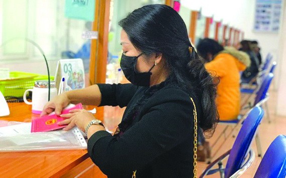 民眾領取失業保險。（圖源：何珍）