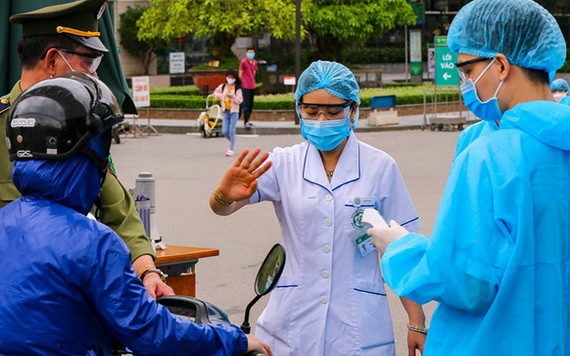 進出醫院人員都要量體溫。（圖源：越玲）