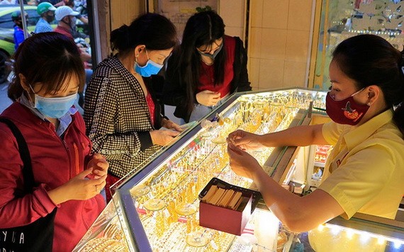 民眾購買金飾。（圖源：月兒）