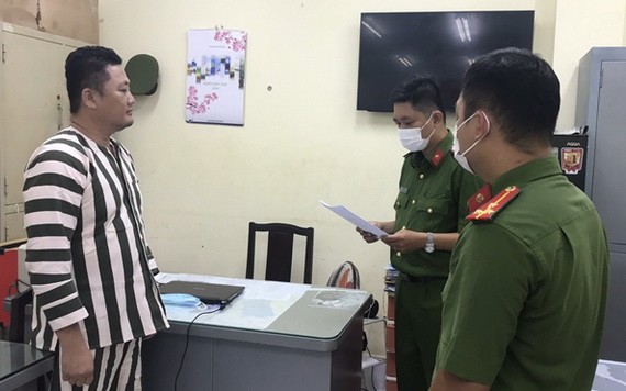 執法警員向吳明名宣讀扣押令。（圖源：登科）