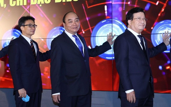 政府總理阮春福（中）與各代表啟動國家報告通訊系統。（圖源：越通社）