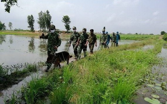 安江省邊防部隊在邊境便道上進行巡邏。（圖源：C.K）