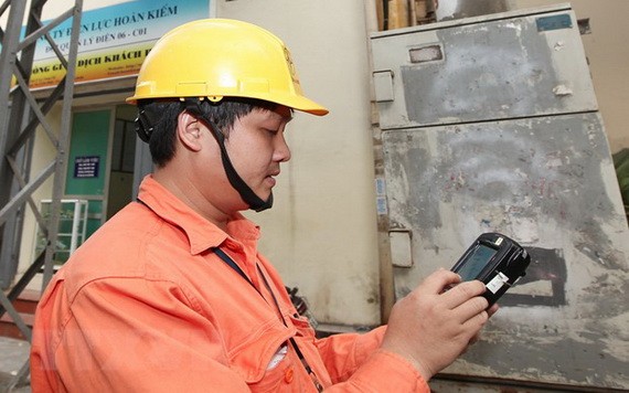 電力公司員工抄錄電錶指數。