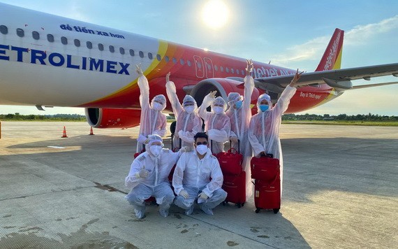 越捷護送越南公民從印度尼西亞返回芹苴市。