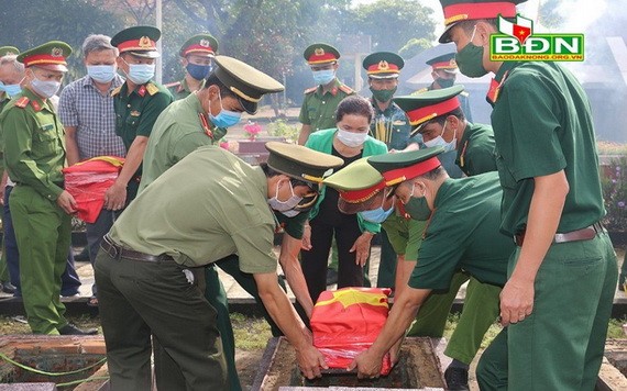 烈士骸骨安葬儀式現場。（圖源：德農報）
