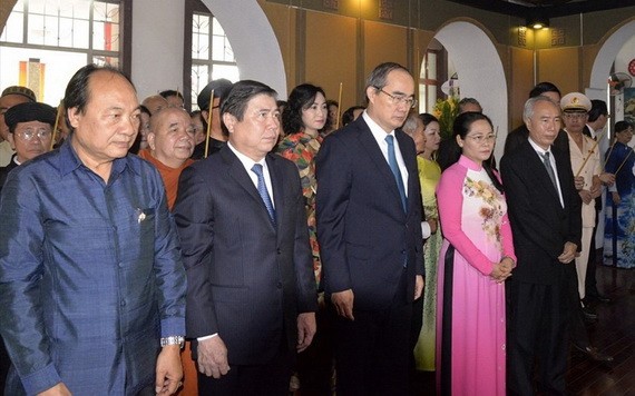 市領導親往第一郡孫德勝博物館上香獻花緬懷孫德勝主席。（圖源：M.Q）