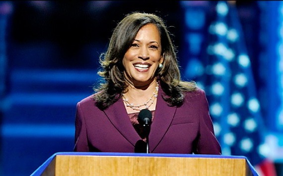 美國加州聯邦參議員卡瑪拉‧哈里斯19日在民主黨全國代表大會上正式被提名為副總統候選人。（圖源：AP）