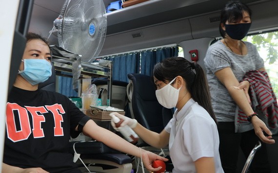 人民參加人道捐血活動。