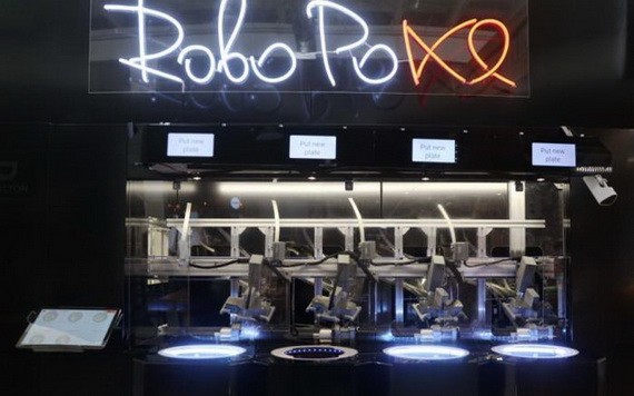 一台機器人廚師正在做菜。（圖源：互聯網）