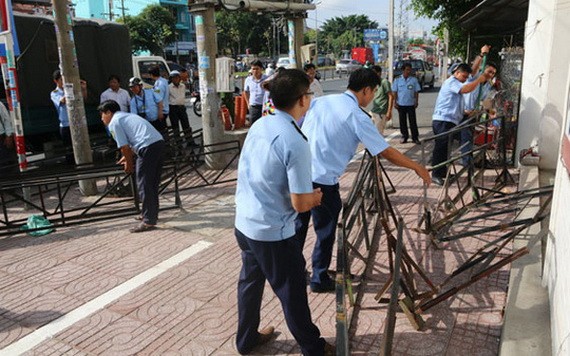 平新郡都市秩序管理隊強制拆除西區車站前霸佔人行道的違規工程。