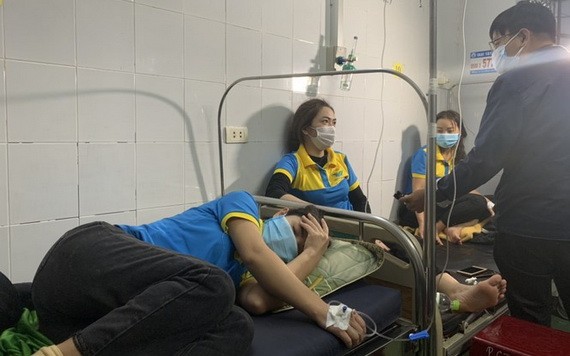 獲送醫院接受治療的疑似食物中毒患者。（圖源：武隆）