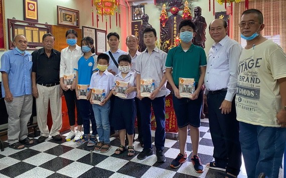 曾氏大宗祠諸理事向優秀生頒獎。