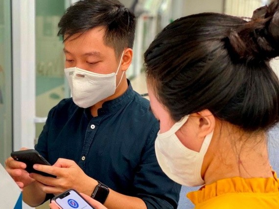 民眾使用Bluezone。