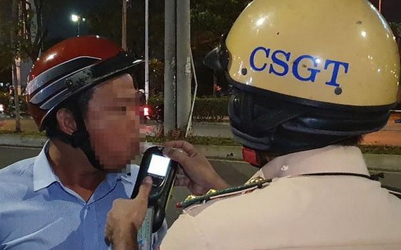 本市交警正在進行呼氣式酒精測試。