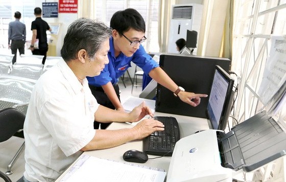 平盛郡幹部指引居民透過公共應用程式提交卷宗。