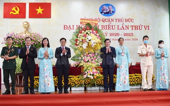 市人委會主席阮成鋒（中右）出席會議。（圖源：市黨部新聞網）