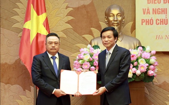 新任國會辦公廳副主任陳士清（左）從國會辦公廳主任、國會秘書長阮幸福阮幸福手中接過人事委任《決定》。（圖源：中成）