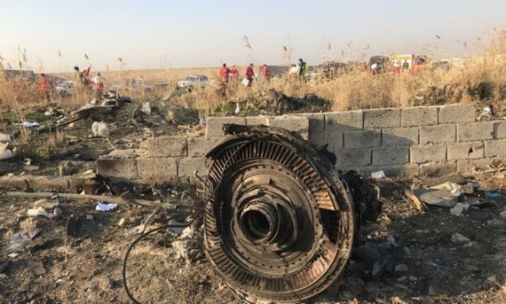 烏克蘭國際航空752號航班的發動機零件，在飛機爆炸後墜落附近，現場滿目瘡痍。（圖源：伊朗mehrnews.com）