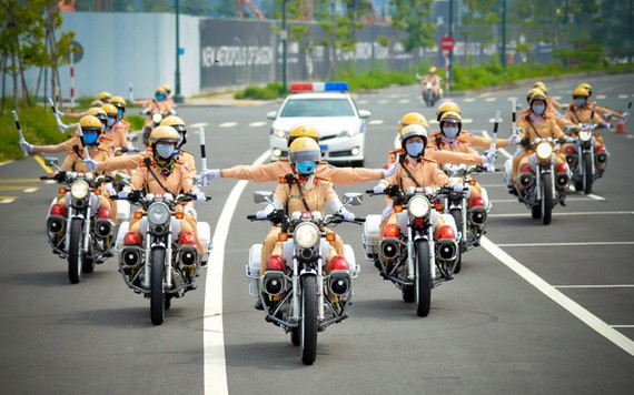 市公安廳所屬58名女交警護送隊昨(25)日舉辦問世儀式。孟玲