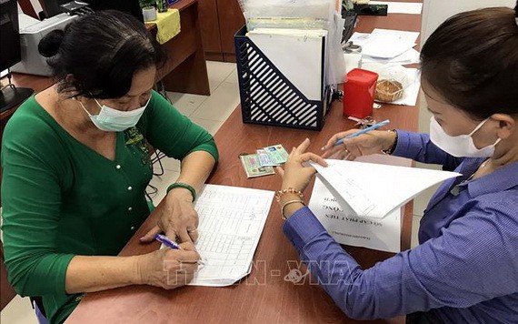 受疫情影響的勞動者簽領補助金。（圖源：越通社）