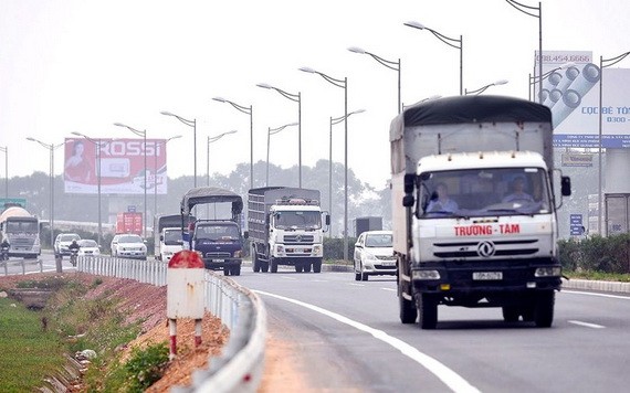 卡車在河內-太原高速公路行駛。