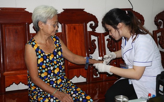 醫護人員上門為一名高齡者提供醫療服務。（圖源：新河內報）