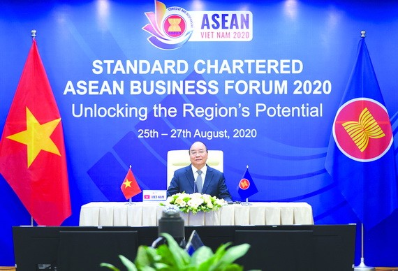 政府總理阮春福出席視像論壇。（圖源：光孝）