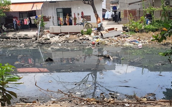 缺乏環保意識的人們直接將垃圾丟進河涌。