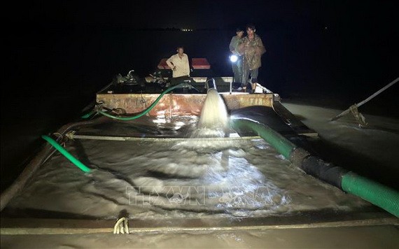 職能力量當場查獲一艘涉嫌非法採沙船舶。（圖源：越通社）