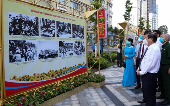 市人委會主席阮成鋒與各代表觀展。（圖源：草黎）