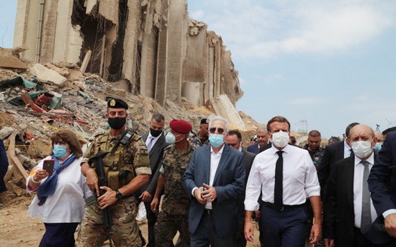 馬克龍(前右二)訪問爆炸過後黎巴嫩貝魯特港口。（圖源：新華社）