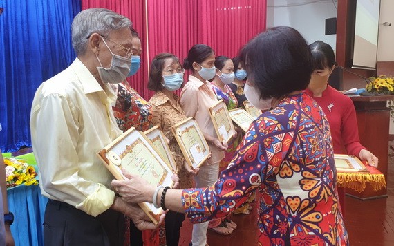 啟秀華文中心校長王沛川獲頒發“學習家庭”獎狀。