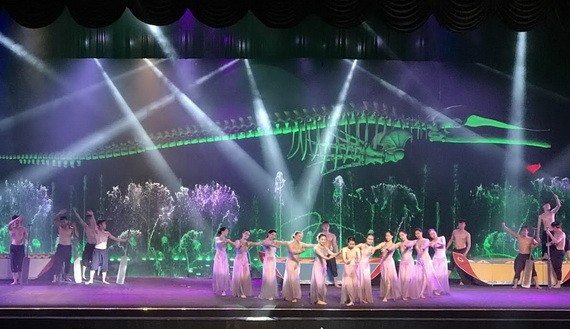 精彩的舞台劇Fisheemen秀。