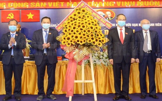 市委書記阮善仁（右二）同與會代表出席西貢旅遊一成員有限責任總公司黨部代表大會。（圖源：市黨部新聞網）